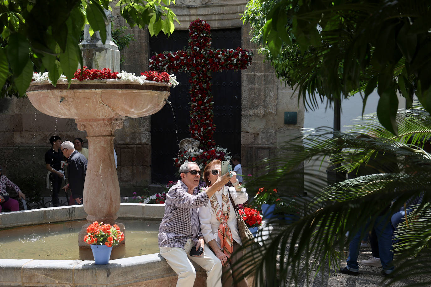 El color y la belleza de las Cruces de Mayo en Córdoba, en imágenes