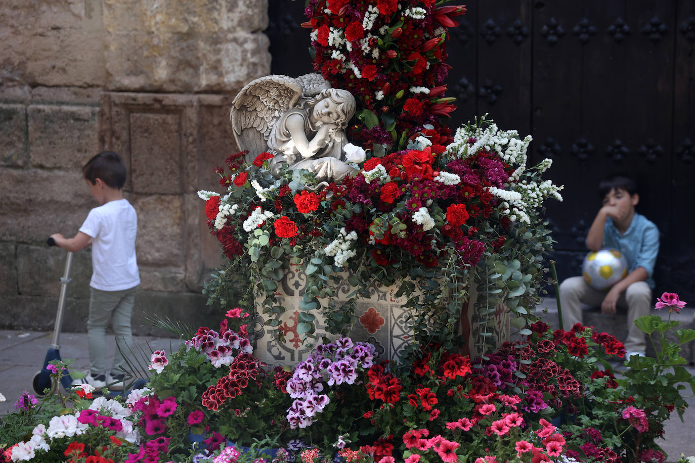 El color y la belleza de las Cruces de Mayo en Córdoba, en imágenes