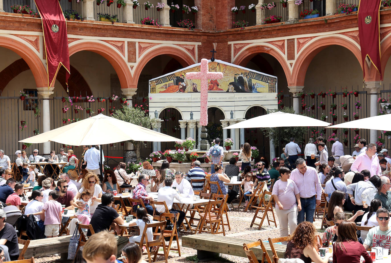 El color y la belleza de las Cruces de Mayo en Córdoba, en imágenes