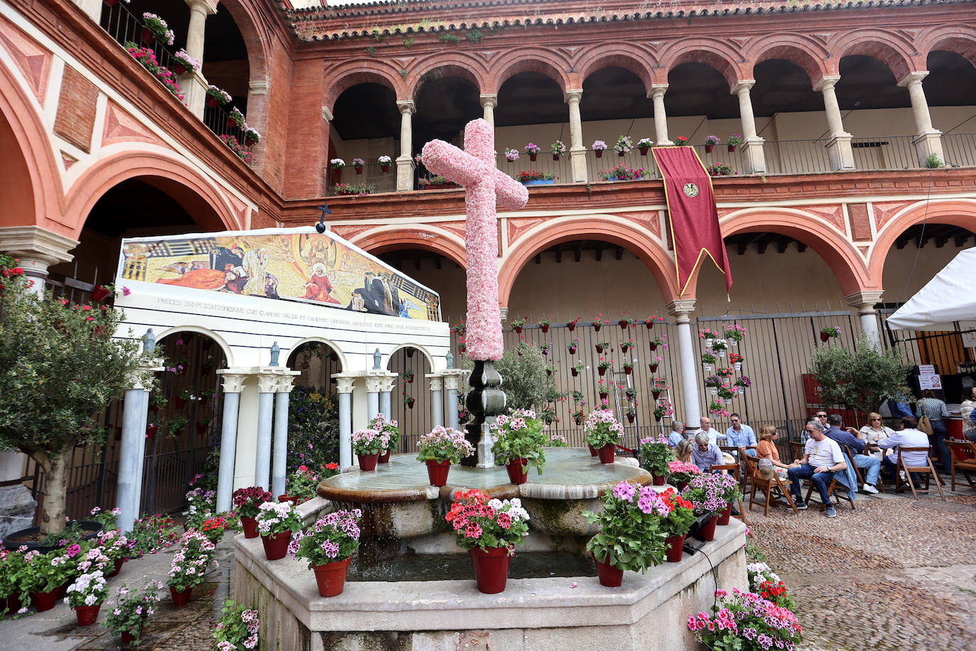 El color y la belleza de las Cruces de Mayo en Córdoba, en imágenes