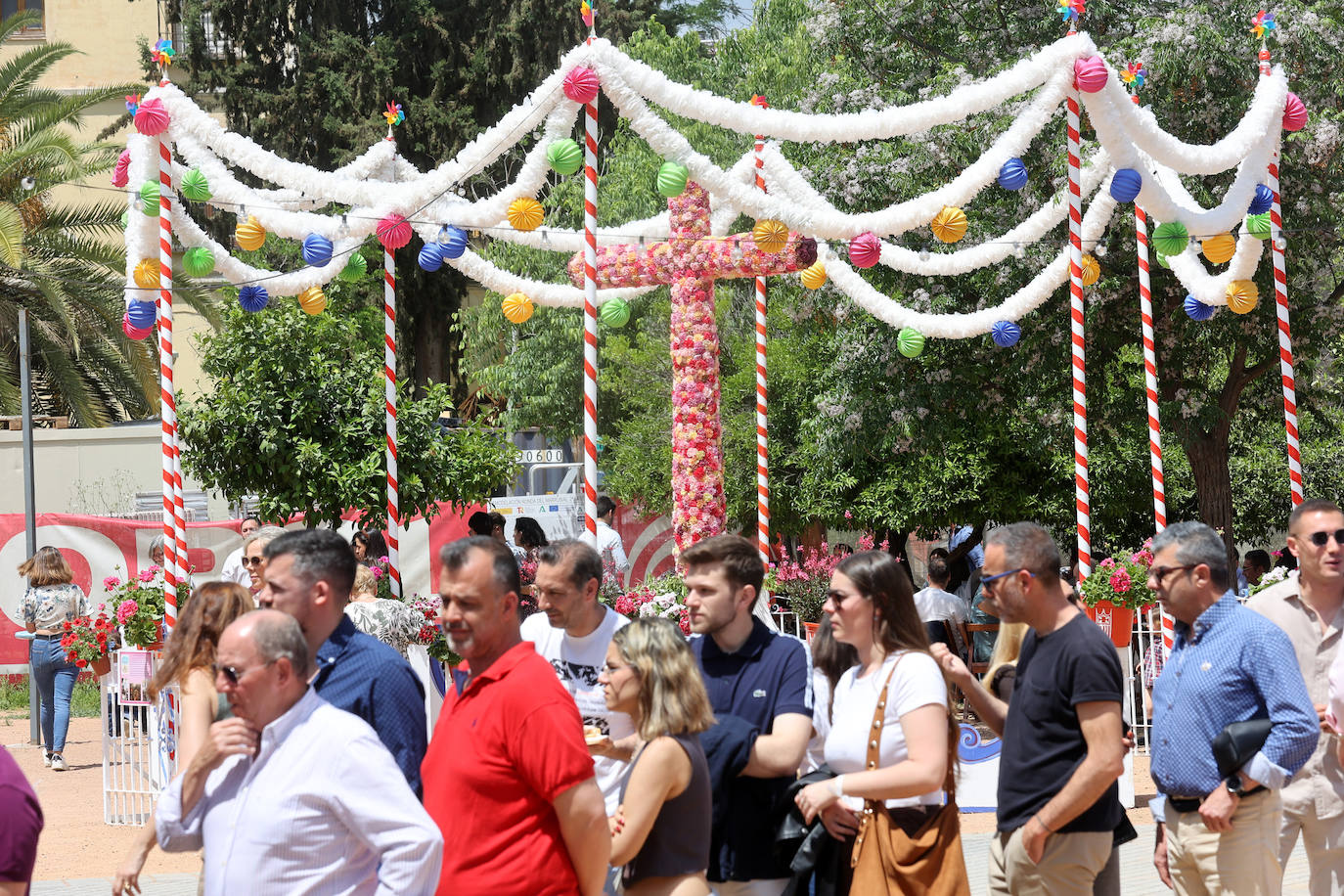 El color y la belleza de las Cruces de Mayo en Córdoba, en imágenes