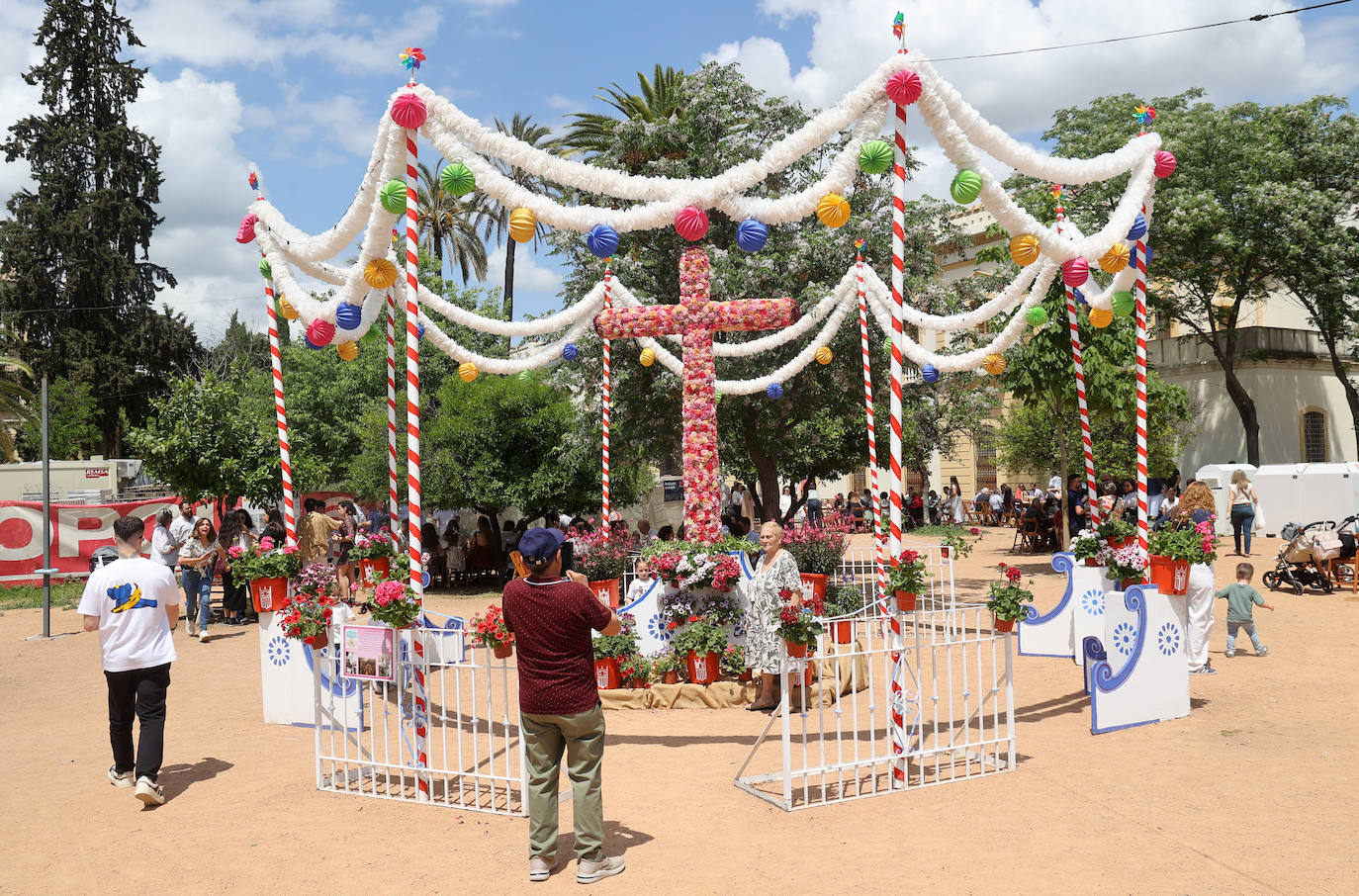El color y la belleza de las Cruces de Mayo en Córdoba, en imágenes