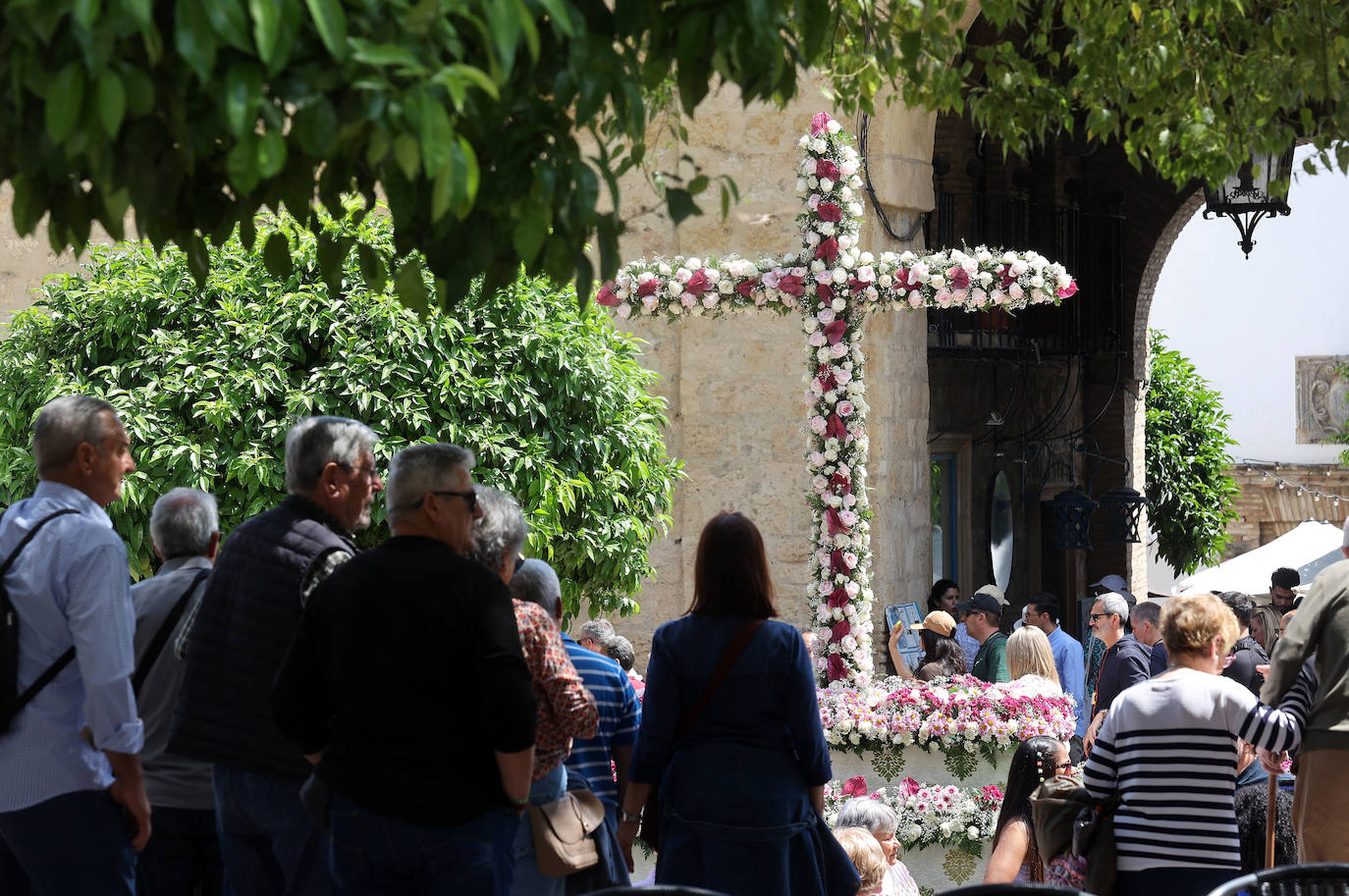 El color y la belleza de las Cruces de Mayo en Córdoba, en imágenes