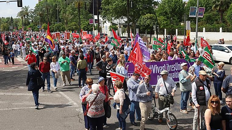 Grueso de la manifestación del 1 de Mayo avanzando este jueves por las calles de Córdoba