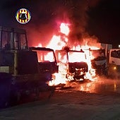 Un incendio destruye tres camiones calcinados en una empresa de reciclaje en Valencia