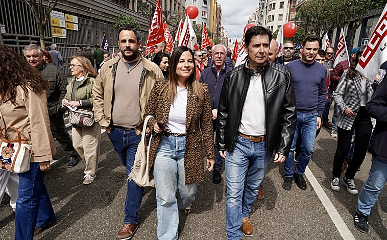 Imagen principal - Sobre estas líneas, manifestación en León; los líderes sindicales de CCOO, Vicente Andrés y Óscar Lobo, en la manifestación de Valladolid, al igual que la ministra de Igualdad, Ana Redondo