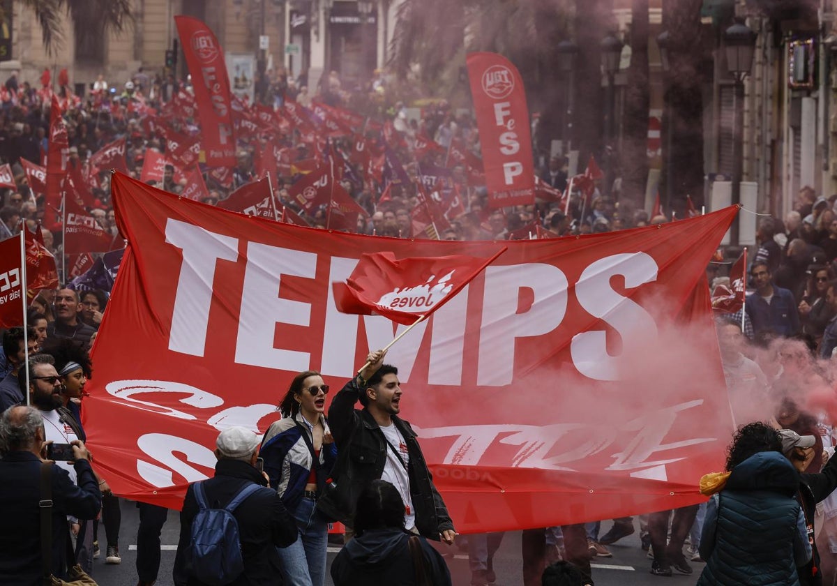 Participantes en la manifestación del 1 de Mayo en Valencia, este jueves
