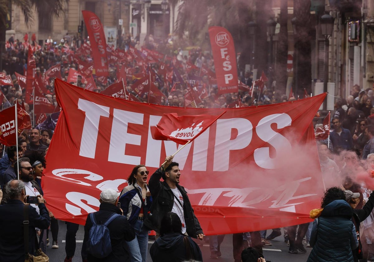 Participantes en la manifestación del 1 de Mayo en Valencia, este jueves