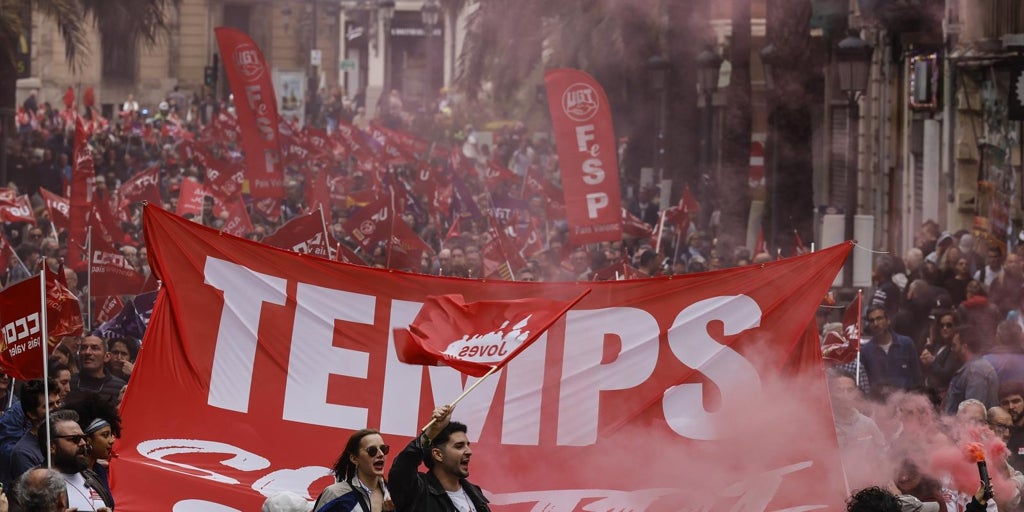 La manifestación del 1 de Mayo en Valencia reclama la reducción de jornada y se carga de mensaje político