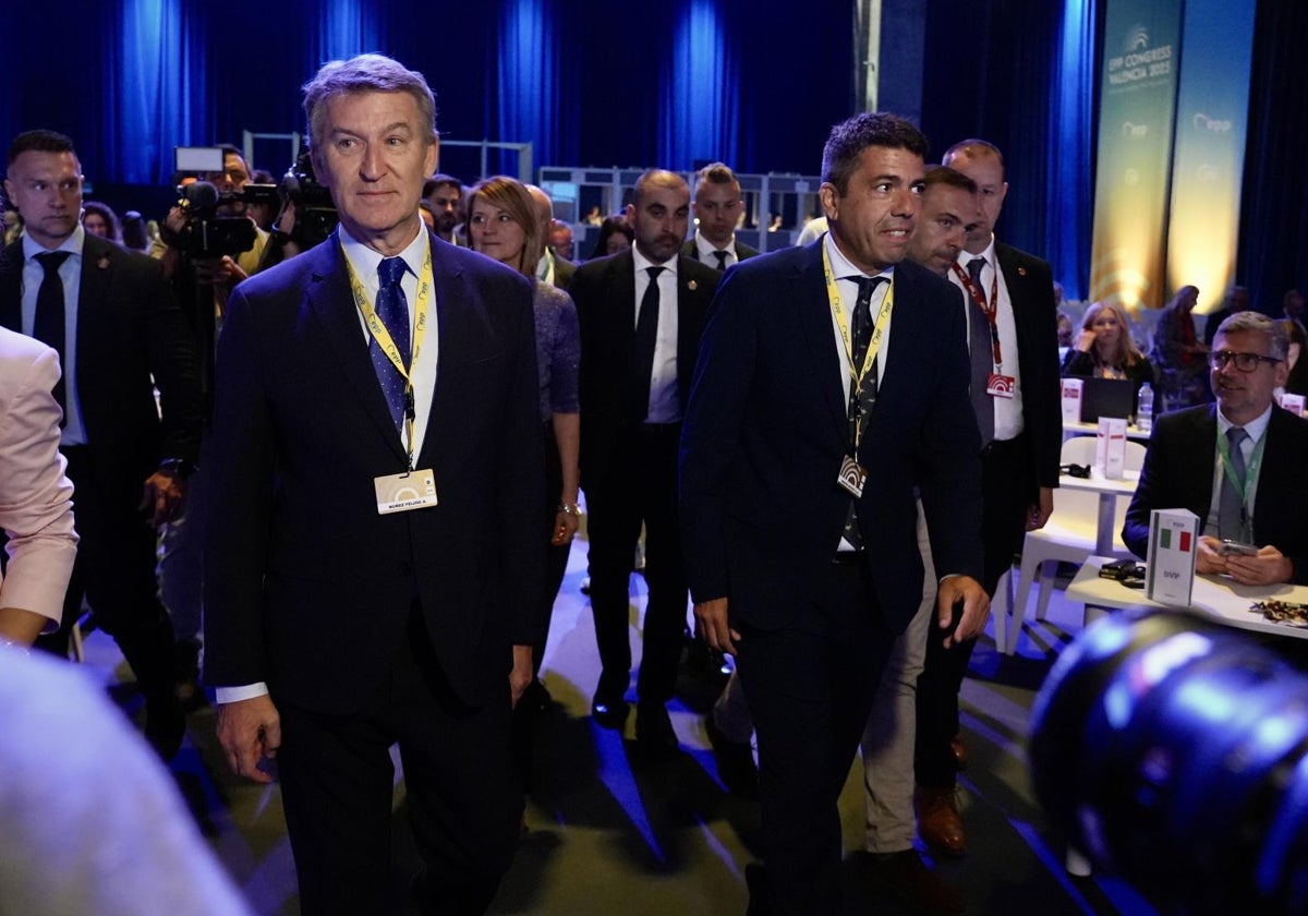 El presidente de la Generailtat Valenciana, Carlos Mazón, junto a Alberto Núñez Feijóo en el congreso europeo del PP celebrado en Valencia