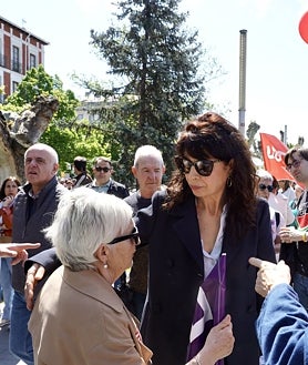 Imagen secundaria 2 - Sobre estas líneas, manifestación en León; los líderes sindicales de CCOO, Vicente Andrés y Óscar Lobo, en la manifestación de Valladolid, al igual que la ministra de Igualdad, Ana Redondo