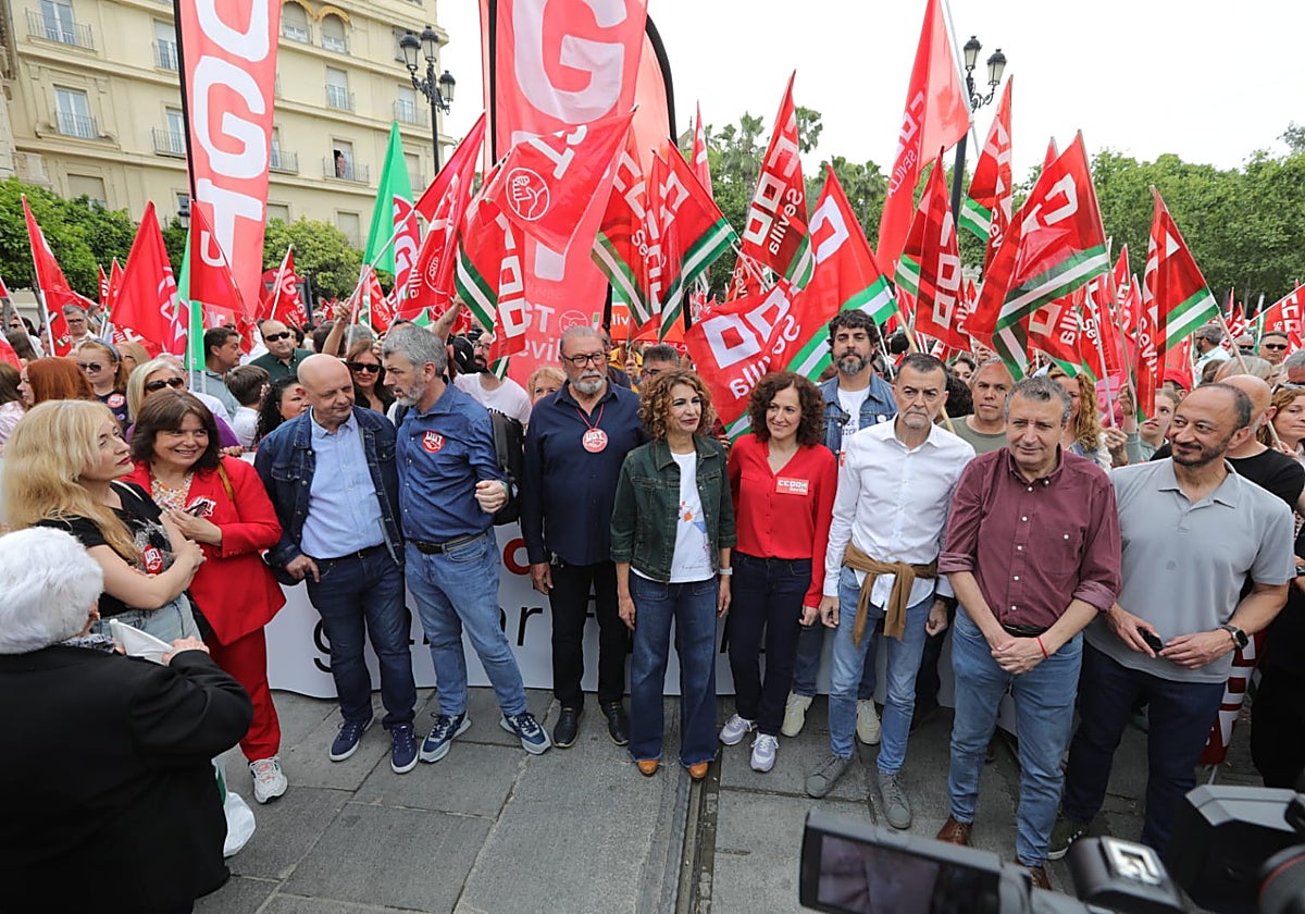 María Jesús Montero y Antonio Maíllo, junto a los líderes de CCOO y UGT.