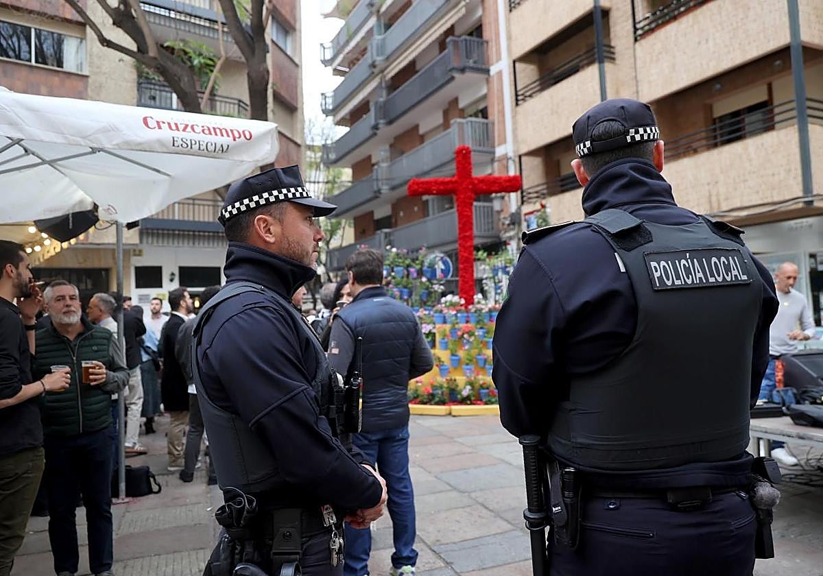 Policías este miércoles en una Cruz de Mayo