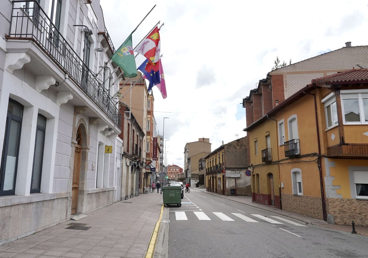 Las banderas del Ayuntamiento de La Robla ondean a media asta en señal de duelo por la muerte de uno de sus vecinos
