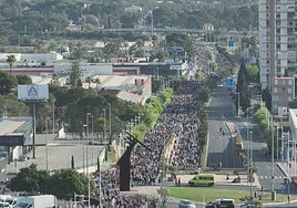Una romería de Santa Faz de récord con 350.000 peregrinos rinde homenaje al Papa Francisco