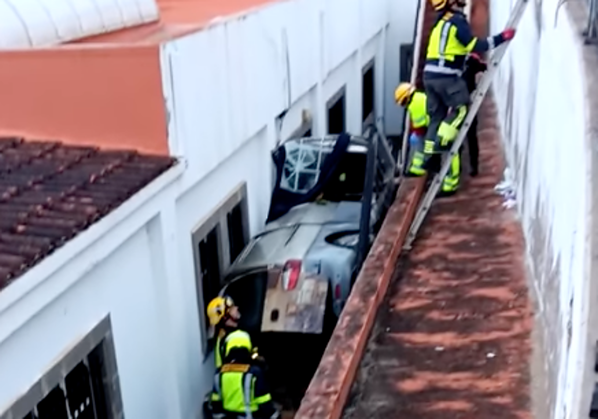 El coche quedo colgado entre dos fachadas tras caer varios metros