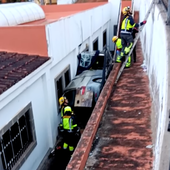 Rescate de película de un conductor dentro de un coche que quedó encajonado entre edificios en Gran Canaria