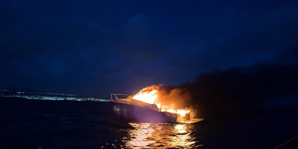 Salvamento rescata a los cuatro ocupantes de un barco en llamas en la costa de Lanzarote