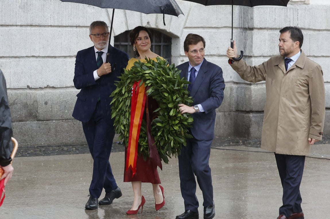 El alcalde de Madrid, José Luis Martínez-Almeida, y la presidenta de la Comunidad de Madrid, Isabel Díaz Ayuso, con una corona de laurel durante el homenaje a los Héroes del Dos de Mayo.