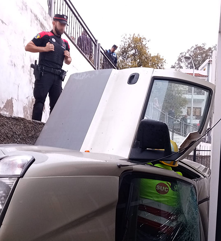 Rescate de película de un conductor dentro de un coche que quedó encajonado entre edificios en Gran Canaria