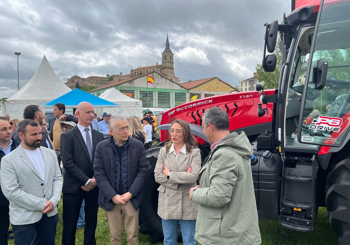 La consejera de Agricultura y Ganadería, María González Corral, en la inauguración de la feria agrícola de Lerma (Burgos)