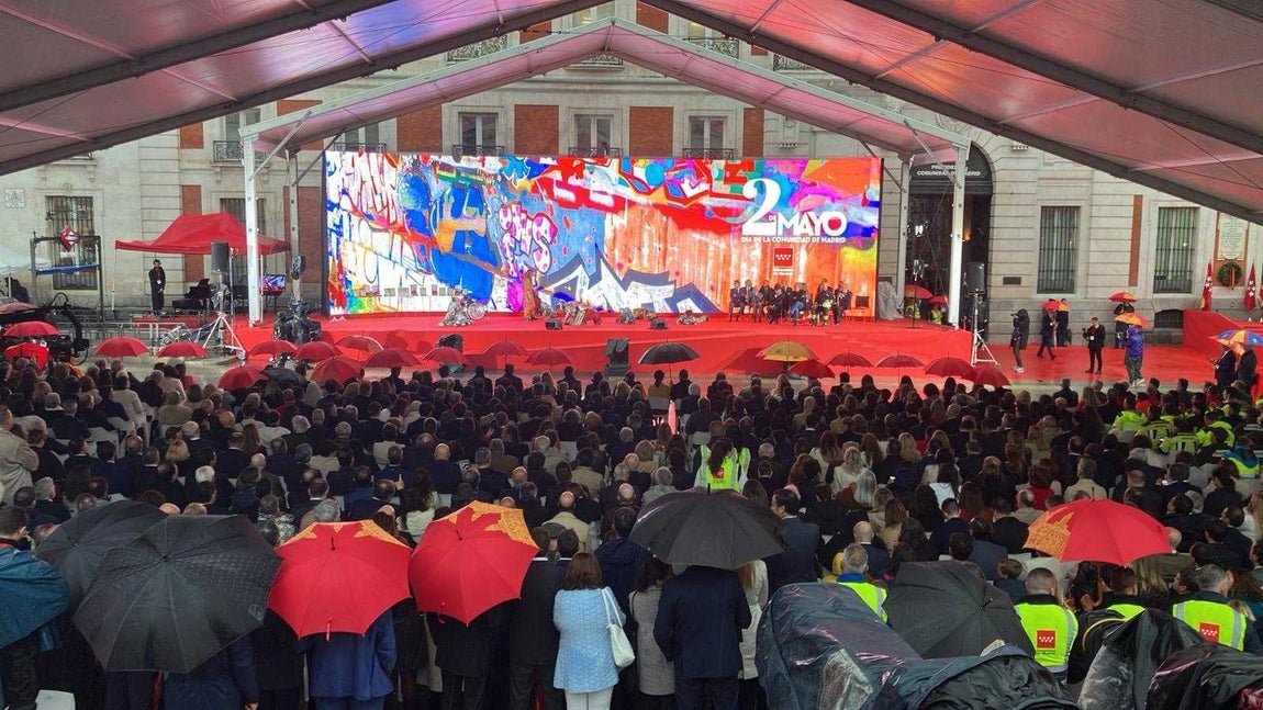 Empiezan los actos institucionales en la Puerta del Sol.