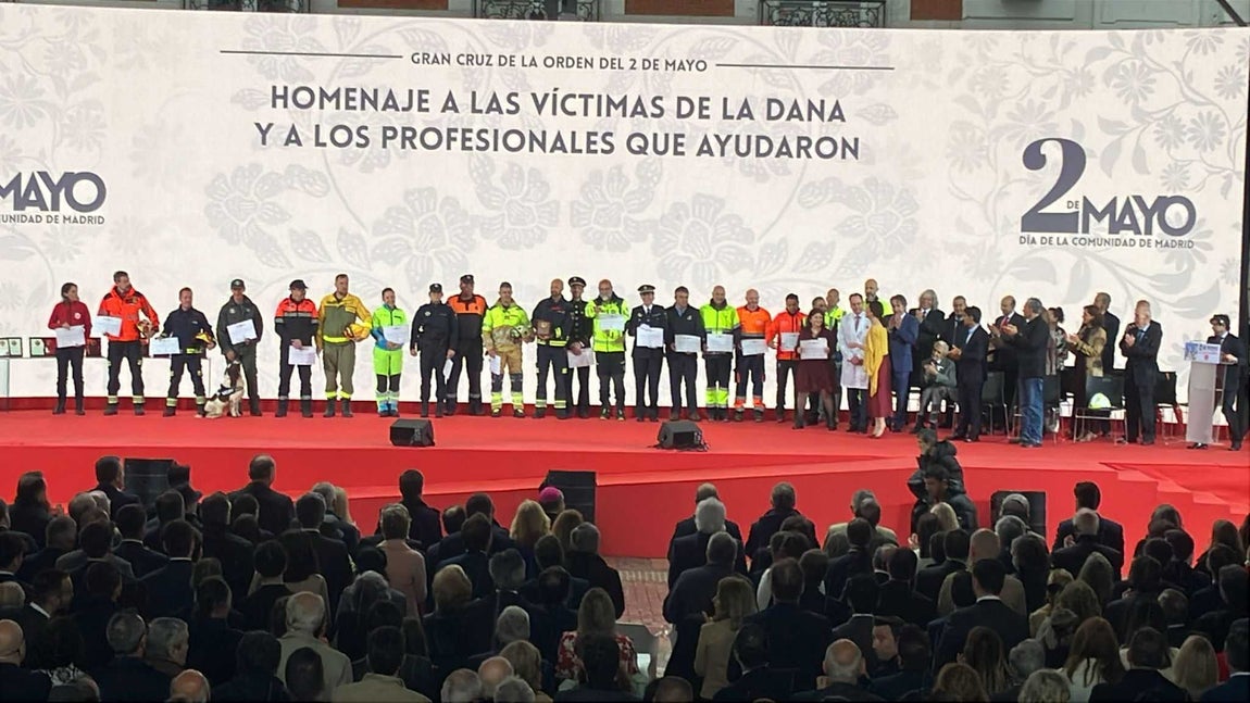 La primera condecoración, para los profesionales y voluntarios que prestaron su ayuda a los municipios afectados por la Dana en Valencia y a los que trabajaron durante las borrascas de marzo de este año en Madrid.