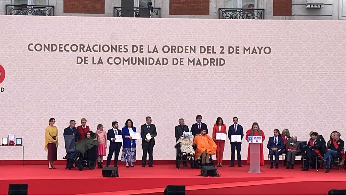 Recogen la condecoración diversos profesionales sanitarios y pacientes del Centro Especializado de Atención Diurna para la ELA del Hospital Enfermera Isabel Zendal, centro pionero en España. Toma la palabra Maika Marcos, su directora técnica.