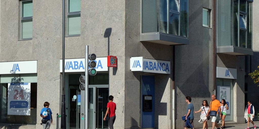 Asalto en una oficina bancaria de La Coruña: «Esto es un atraco» decía la nota que el atracador pasó a una empleada