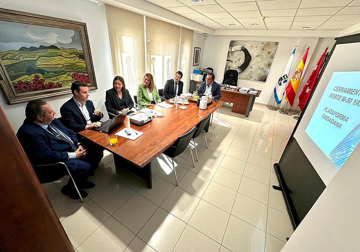 Los alcaldes de Boadilla del Monte, Javier Úbeda; de Las Rozas, José de la Uz; de Pozuelo de Alarcón, Paloma Tejero;y de Majadahonda, Lola Moren, con los portavoces de la Plataforma Óscar González y Mario Fernández.