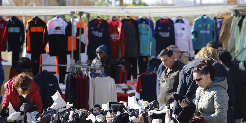 Nuevo horario en el mercadillo del Arenal para este domingo: vuelven las compras de noche