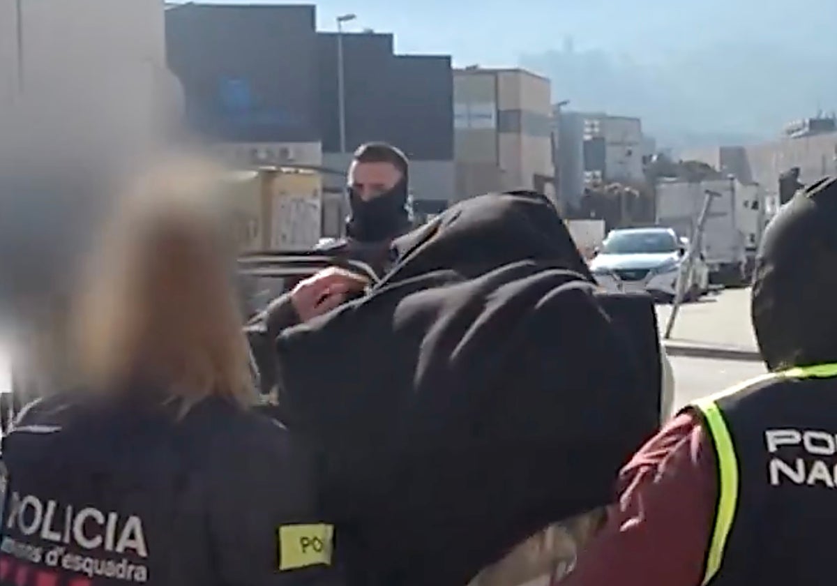 Agentes trasladan a uno de los detenidos por difundir propaganda yihadista