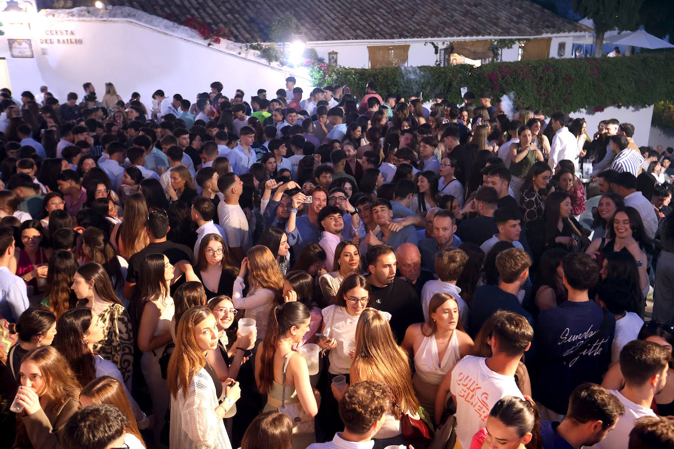El ambiente nocturno en las Cruces de Mayo en Córdoba, en imágenes