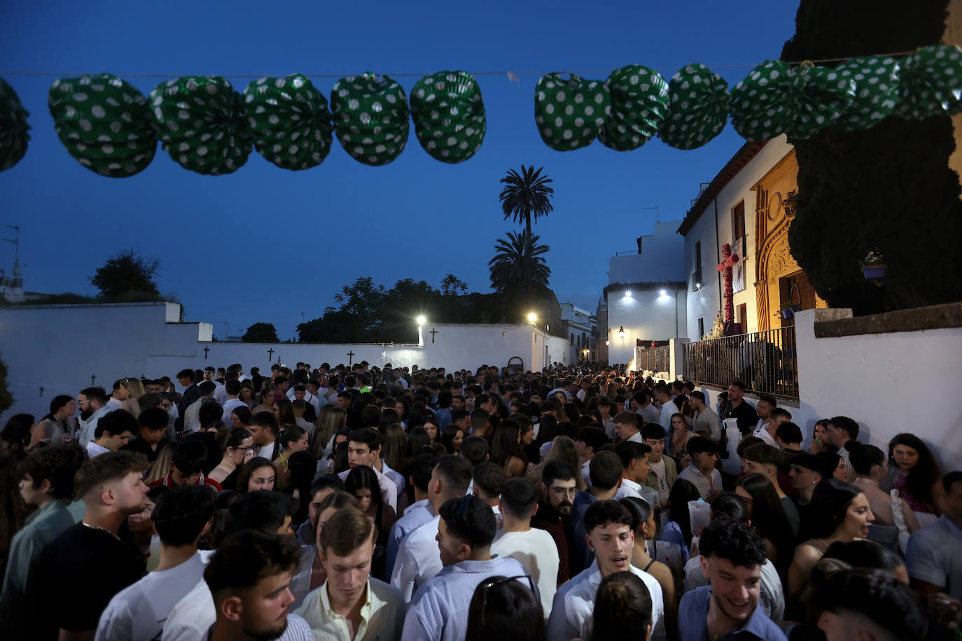 El ambiente nocturno en las Cruces de Mayo en Córdoba, en imágenes
