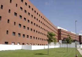 Un joven resulta herido de gravedad en Valdepeñas al caerse desde una altura de cinco metros tras ceder el tejado de un taller
