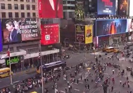 Colocan un mensaje contra Mazón en las pantallas gigantes de Times Square: «Tenemos 228 razones para que no vuelvas»