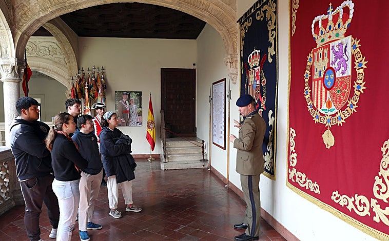 Imagen principal - En la imagen superior, algunos de los visitantes que han recorrido esta muestra. En las imágenes inferiores, el caballo vestido con las galas de la sección de Coraceros del escuadrón de la escolta real. A la derecha, trajes históricos de este cuerpo militar