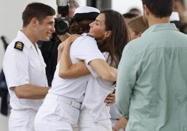 El emotivo reencuentro de la Reina Letizia y la Princesa Leonor durante la escala del Juan Sebastián de Elcano en Panamá