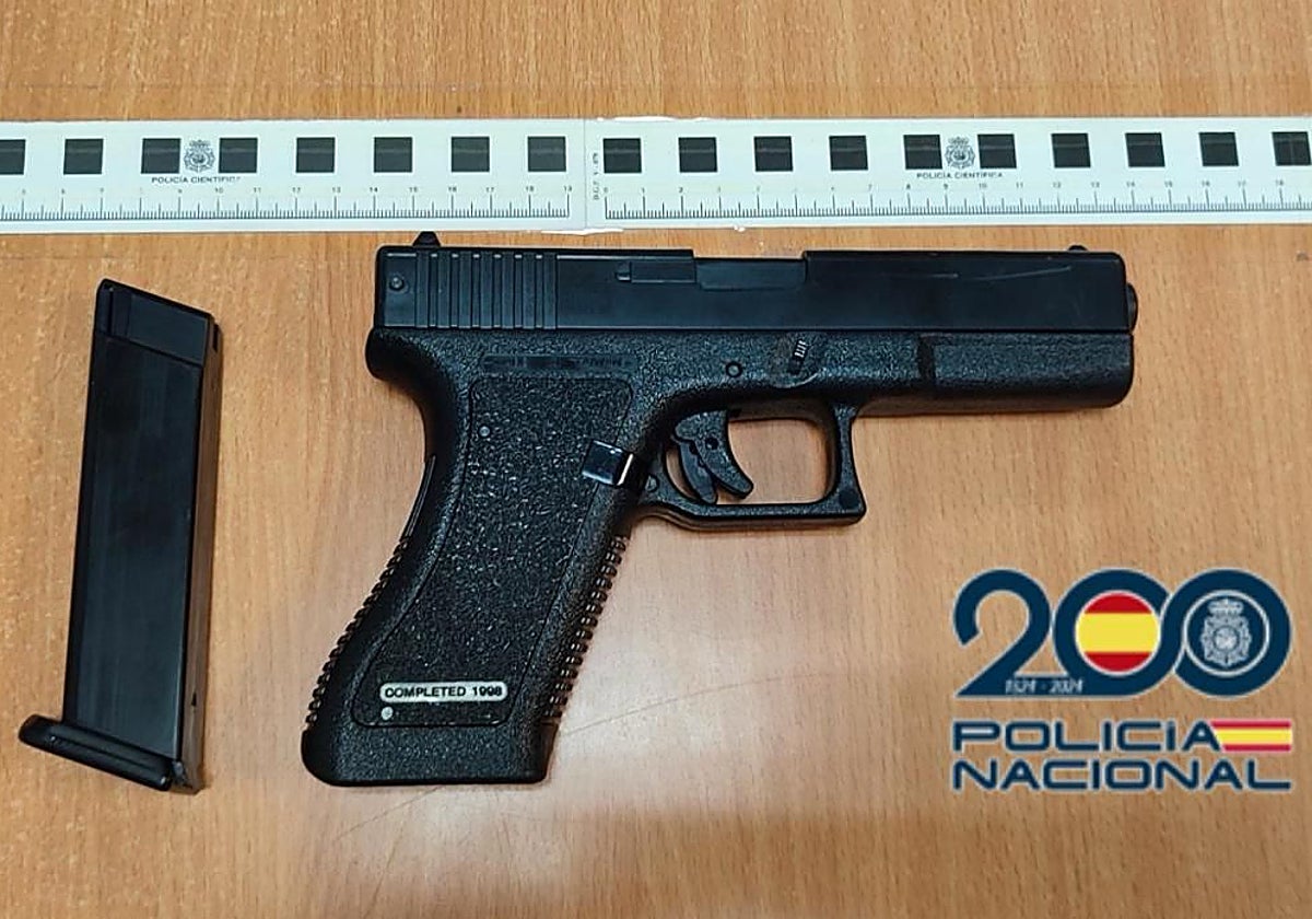 Arma de fuego simulada incautada al arrestado