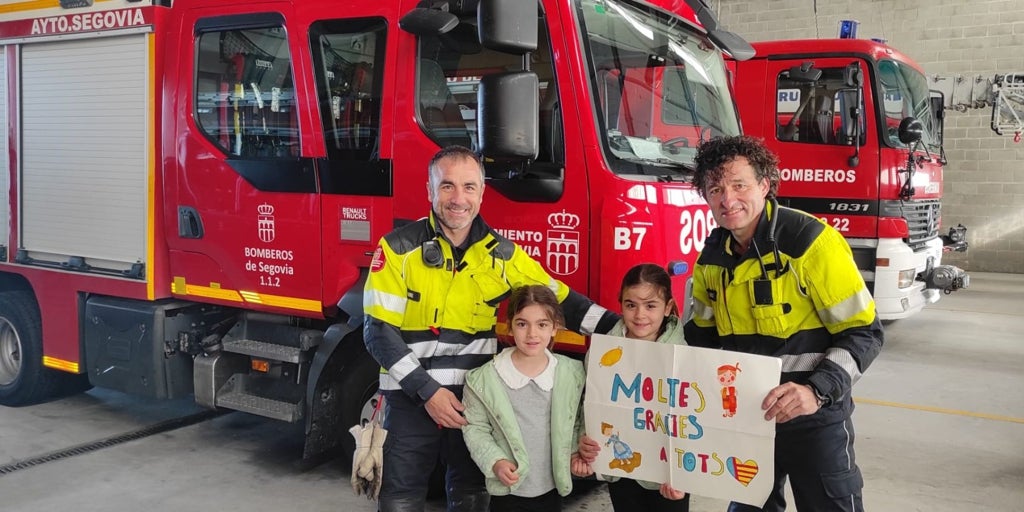 Una familia de Paiporta visita a los Bomberos de Segovia para agradecerles su apoyo tras la DANA
