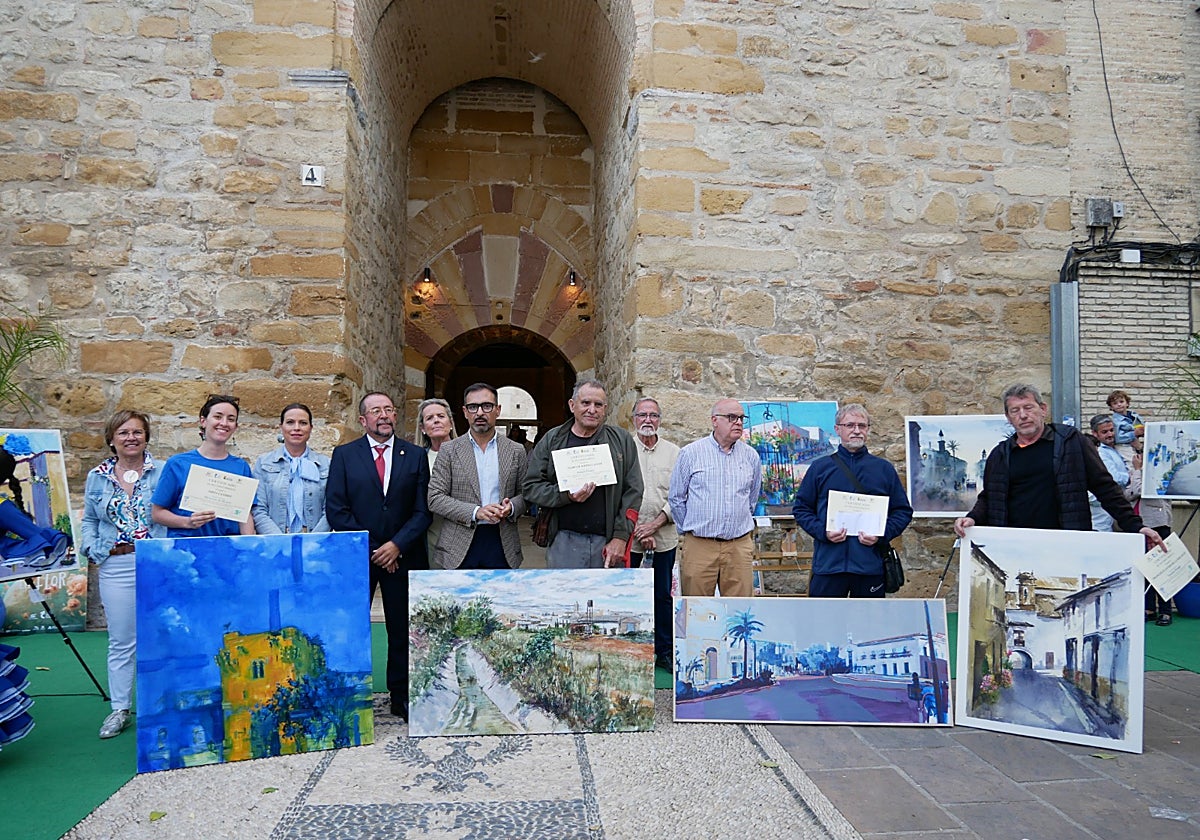 Los ganadores del II Concurso de Pintura Rápida junto al alcalde de Cañete de las Torres
