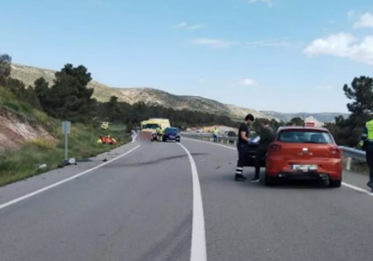 Imagen del accidente de Gargallo (Teruel). El turismo, a cuyos mandos iba un conductor drogado, ha invadido el carril contrario y arrollado frontalmente a la moto