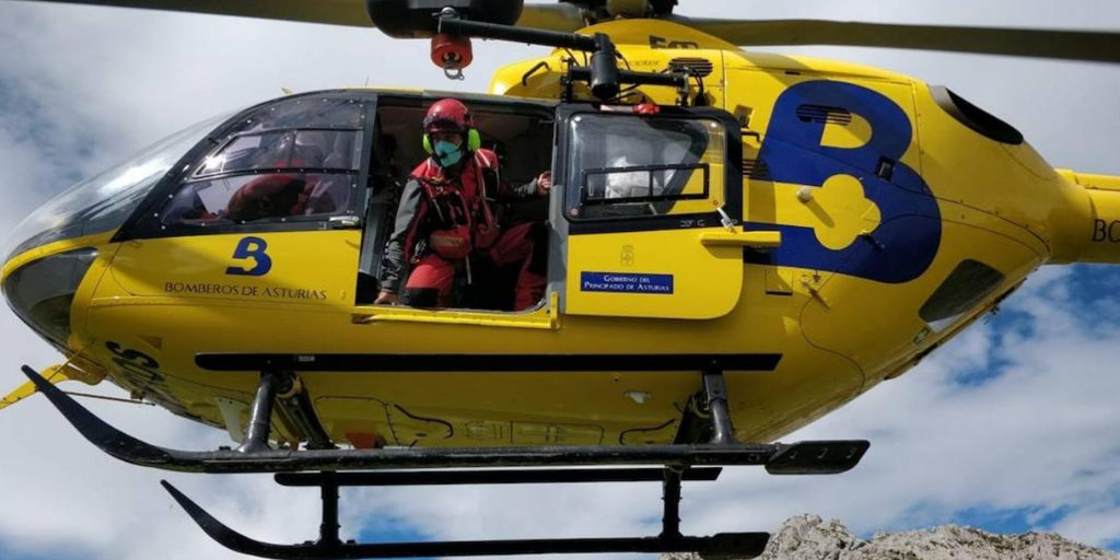 Cae un helicóptero del 112 en un embalse de Asturias al chocar con unos cables de alta tensión
