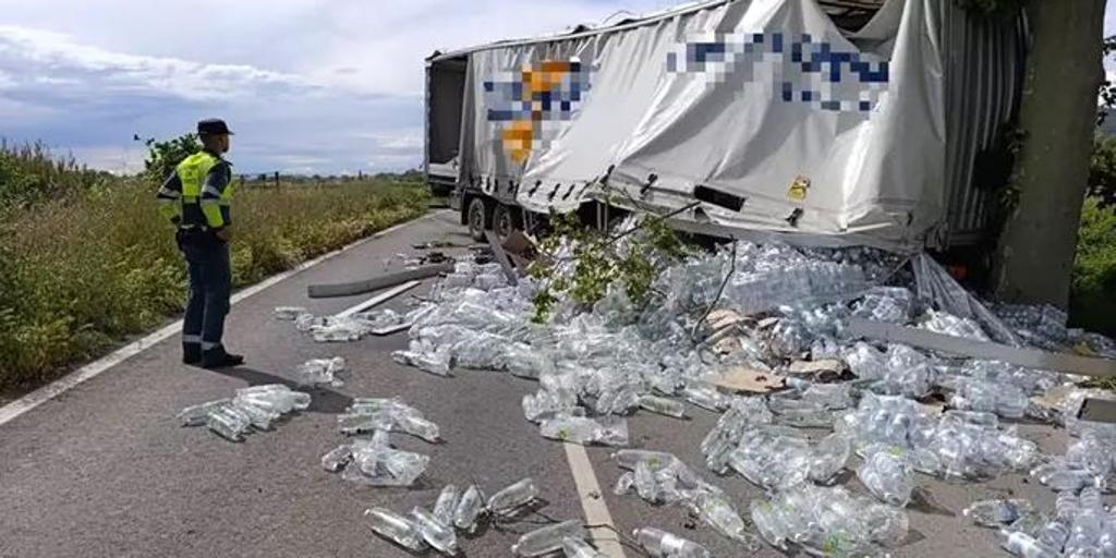 Un camión se sale de la carretera y pierde su carga en Navarra: cientos de gaseosas sobre la calzada