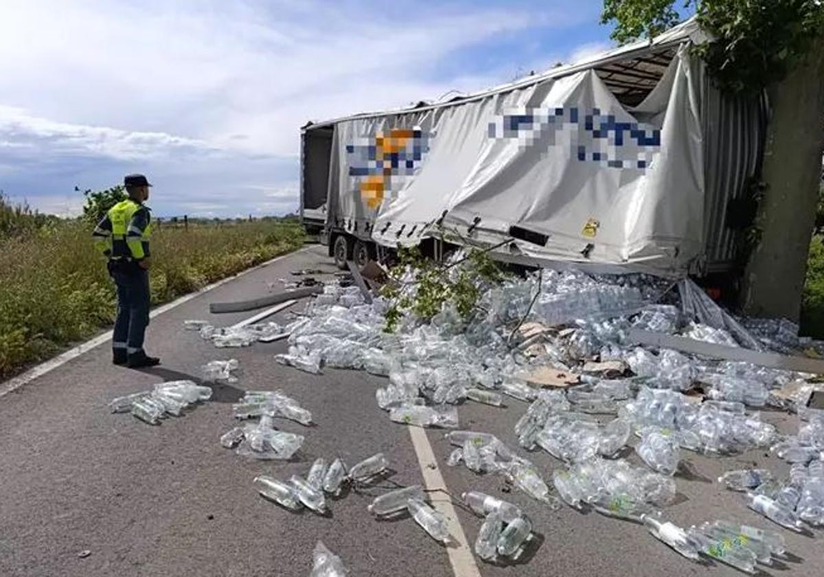 Las gaseosas esparcidas sobre la calzada