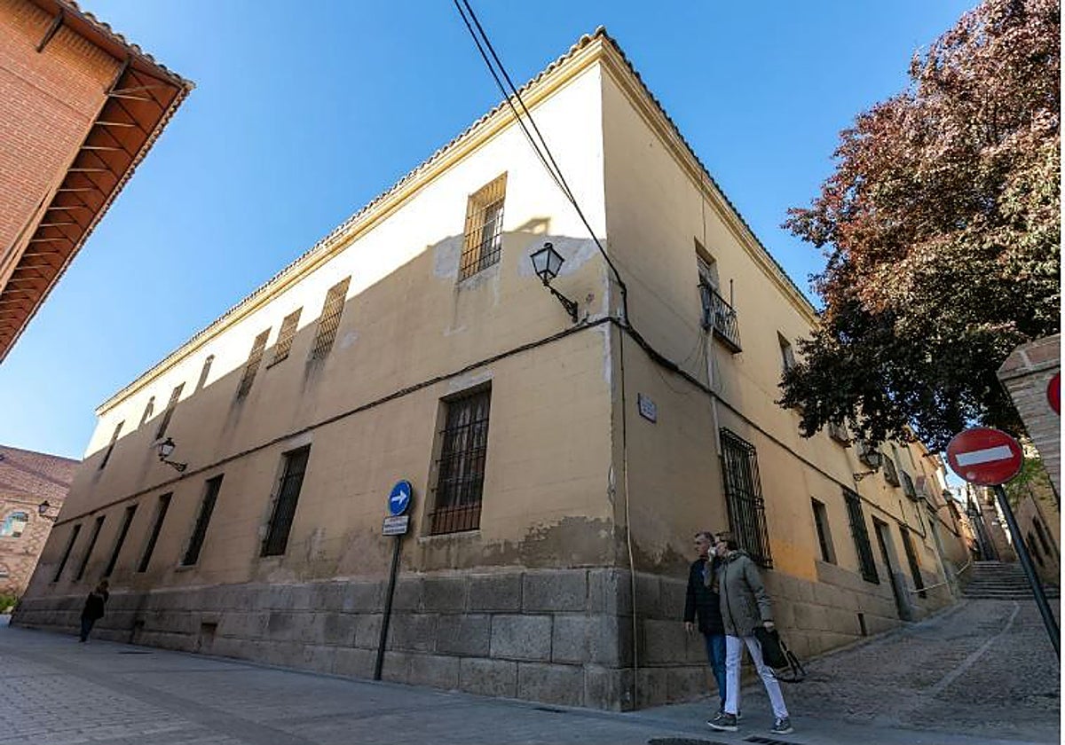 El edificio San Juan de Dios, en plena Judería, junto al Museo Sefardí, lleva más de 20 años abandonado