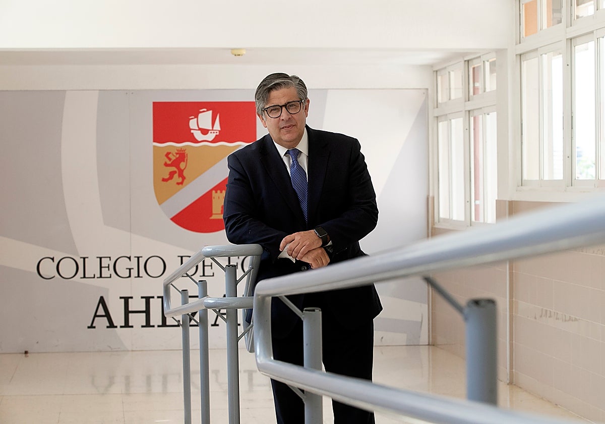 Alfonso Giménez Gavilán, en un pasillo del centro educativo