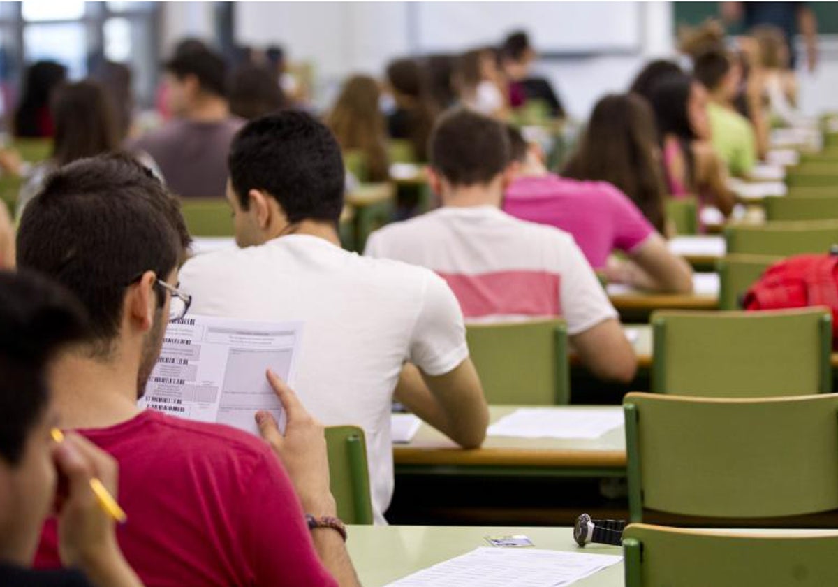 Imagen de archivo de estudiantes durante un examen