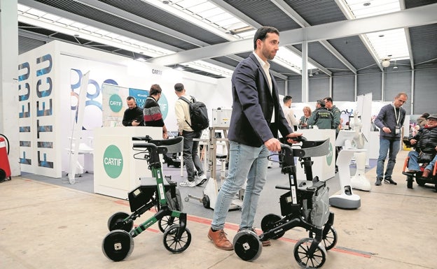 Andador inteligente presentado en Fitecu, en Zamora