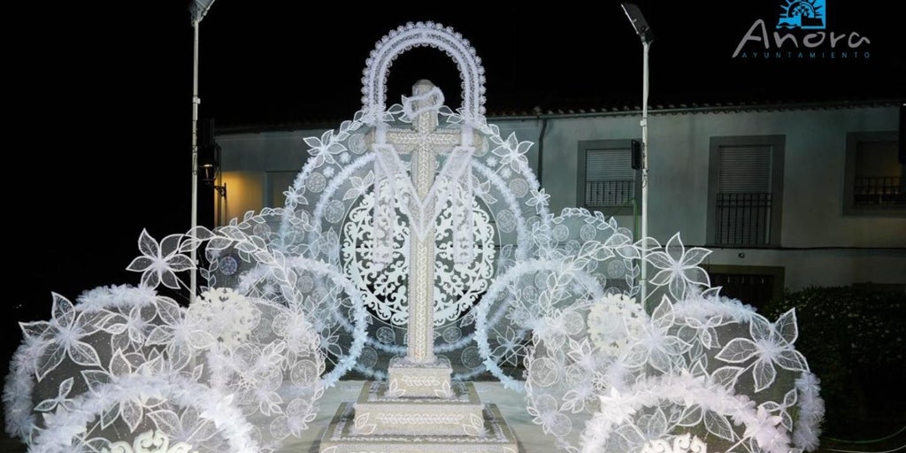 La fiesta de la Cruz de Añora dibuja un sueño de geometría blanca con luz y flores